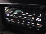 3ゾーンオートエアコン、シートヒーター付きです!運転席側と助手席でそれぞれの温度調節が可能です!