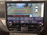 後方映像に加えて車両周辺を上から見た表示も確認でき、駐車時の位置合わせをサポートします。画面上のガイドラインも目安になり、周囲を目視しながら落ち着いて操作しやすい装備です。