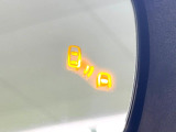 【ブラインドスポットモニター】走行中、ドアミラーの死角になりやすい箇所に後続車が接近するとサイドミラー付近に警告を表示、ドライバーに注意喚起をしてくれます。