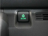 ECONモードをONにすれば『低燃費モード』へ!クルマ全体で燃費に配慮して効率よく制御します。快適性を重視したいときは、OFFにするだけで切り替えOK!