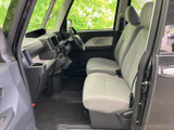 左右の前席は明るい色合いでまとめられ、車内に圧迫感の少ない印象を与えます。視界が広く、足元にもゆとりが感じられるため、毎日の移動も心地よくお使いいただけます。