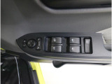 運転席ドアに主要な操作スイッチを配置し、手元で扱いやすいレイアウトとしています。窓やミラーの操作をまとめて行える装備です。