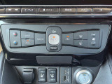 車内の温度管理がワンタッチで簡単に出来るのがオートエアコンです。これでいつでも快適ドライブが出来ますね!前席にはシートヒーター付きです