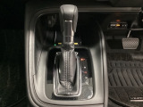 CVT車のセレクトレバーです。低速から高速まで、変速ショックのないスムーズな走りと、エンジン効率のよい領域を維持して燃費にも貢献します。