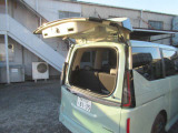 セレナ自慢の、ガラスハッチ。奥行きの狭い駐車場でも、荷物の出し入れが可能です!