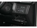 ★運転席からでも両側パワースライドドアの開閉することができます。荷物で手が塞がっていても、足のアクションで扉が開くハンズフリー機能も搭載。