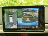 後方の映像に加えて車両周辺を上から捉えた表示も確認でき、駐車時の周囲確認をサポートします。画面上のガイドも目安にしながら、落ち着いて駐車操作を行えます。