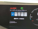 レーンディパーチャーアラートとは車線または走路からの逸脱の可能性を警告すると共に、車線または走路からの逸脱を避けるためのハンドル操作の一部を支援する機能です。詳細は販売店スタッフまでおたずねください。