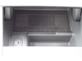 ランドローバーは、USBポートを車内の便利な位置に配置しています。通常、センターコンソール、グローブボックス、後部座席エリアなど、ドライバーや乗客がアクセスしやすい場所に配置されています。