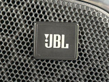 【JBLサウンドシステム】メーカーオプションの高品位サウンドシステムを搭載。専用のチューニングが施された大小様々なスピーカーから良質なサウンドが奏でられ、臨場感あふれる音響空間を演出します。