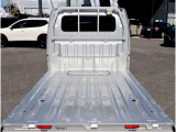 積み降ろしがしやすく、錆に強く耐久性の高い荷台!