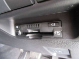 【ETC車載器】は、ビルトインタイプですっきり収納され、見た目も使い勝手も満足のアイテムです。