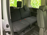 3列目にも左右の座席とヘッドレストが備わり、後席まで乗車できるレイアウトです。窓から外の光が入り、家族や仲間との移動でも同乗者が過ごしやすい空間になっています。