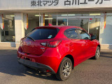【ブラインド・スポット・モニタリング】隣車線を後方もしくは側方から接近する車両を検知してドアミラーに表示。その状態でのウインカー操作の際には警報音で危険をお知らせ。駐車場からバックで出庫の際にも活躍