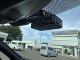 ドライブレコーダー搭載。事故やあおり運転などいざという時に役立ちます。
