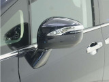 ◆ドアミラーウインカー◆ドアミラーにウインカーを装備しています。対向車に自身の進行方向を合図し安全に運転できます。