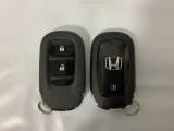 スマートキーを装備しています。鍵を差し込むことなくドアロックの開け閉めと、スタートボタン操作でのエンジンスタートができます。スペアキーも同じものを用意しております。