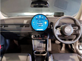 【機能的なコントロール・パネル】ドライバーがより直感的に操作できる様、コントローラーとスイッチ類を統合。きわめて高度な機能性と快適な操作フィーリングを実現しました☆