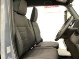 広い足元に肘掛けもついたゆったり座れるシートです。運転席と助手席の間が空いているため、助手席側への移動がスムーズです。交通量の多い道でも、助手席側から乗り降りができます。