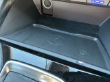 ワイヤレス充電機能(Qi)付きです。置くだけで充電が可能です。