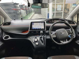 【運転席・インパネまわり】ハンドル・シート・フロアーなど隅々までプロによるクリーニング済み☆彡キレイな車内でドライブが一層快適にお楽しみいただけます!!
