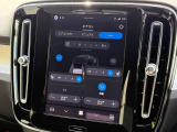 9インチの縦型タッチパネル搭載 北欧ならではの設計で手袋をしたままでもお使いいただけます。デザインの美しさと使いやすさを融合した、新世代のボルボ車に共通するレイアウトです。
