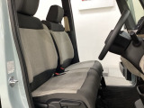 女性でも運転がしやすいように、シートの高さ調整機能(シートリフター)がついています。運転席と助手席の間が空いている為、助手席側への移動がスムーズです。交通量の多い道でも助手席側から乗り降りができます。