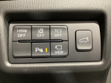 運転席脇のクラスタースイッチ部分にはカメラ切り替えスイッチ、パーキングセンサー、その他走行系スイッチを集中配置しております。