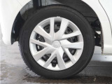 ◆純正ホイール装着車◆シンプルなデザインのホイールキャップ付きです。