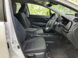 運転席まわりまで見渡しやすく、前席からの視界もすっきり。シートや足元は落ち着いた色合いでまとめられ、乗り降りしやすい開口部も日々の使い勝手にうれしいポイントです。