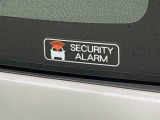 不正にドアを開けると室内ブザーが鳴り、外部にクラクションで異常をお知らせするセキュリティアラーム