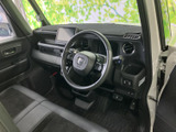 運転席まわりは前方の視界が広く、周囲の状況を確認しやすいレイアウトです。シートや足元も落ち着いた色合いでまとまり、乗り込んだ際にすっきりと感じられる空間です。毎日の運転を心地よく支えます。