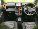 運転席まわりは前方の視界が広く、メーターや画面も目に入りやすい配置です。シートには柄が入り、左右の席で過ごす時間にも落ち着きを感じられます。