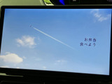 停車中にテレビ番組を視聴できる画面を備えています。待ち時間や休憩のひとときに映像を楽しめる装備で、使わないときも画面表示を切り替えて車内で活用いただけます。