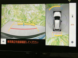 車両周辺を複数の視点から確認できるモニター画面を備え、駐車時の安全確認をサポートします。ガイド表示も見やすく、狭い場所での切り返しや駐車を助けてくれます。