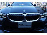 BMWの代名詞の【キドニーグリル】グリルが腎臓のように見えるので【キドニー】と呼ばれるようになりました。一目見ただけでBMWであると認識できる確固たるアイコンとして存在感を放ちます。