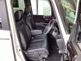 フロント広々、ベンチシートの運転席は、ハイトアジャスターが付いているので、快適にドライブができます。ハンドルはチルトステアリングで、ハンドル位置を上下に調節できます。