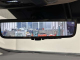 デジタルインナーミラーが付いています。車両後方カメラの映像をインナーミラー内のディスプレイに表示。