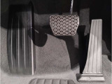 ペダル】BMWはオルガン式アクセルペダルを採用しています。踏み込む足とペダルが同じ軌跡を描くため、かかとがずれにくく、アクセルコントロールがよりしやすくなるメリットがあります