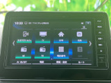 画面にはナビやオーディオなどのメニューが表示され、使いたい項目を選びやすい構成です。音楽再生やテレビなど、目的に応じた機能を確認しながら日常の移動に活用できます。