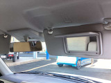 運転席のサンバイザーにはバニティーミラーが付いています。身だしなみのチェックにお使いいただけます。