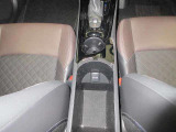 アームレストを開けると、収納スペースとしてお使いいただけます!ものが多くなりがちな車内も、隠す収納で生活感をリセット♪