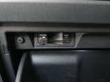 グローブボックス内に綺麗に収納されているETCユニットは美観を損なうことなく邪魔にならないよう取り付けられています。