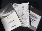 メンテナンスノート、取扱説明書です。 その車の整備記録が事細やかに記録されています。 車が生まれてから今までどのような道を歩んできたのか判るとても重要な物ですよ。