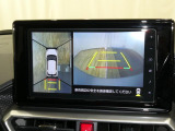 車輌前後左右に搭載した4つのカメラにより、クルマの真上から見ているような映像を表示。運転席から確認しにくい車両周囲の状況を把握できます。