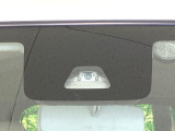 【スマートアシスト】走行中に前方の車両等を認識し、衝突しそうな時は警報とブレーキで衝突回避と被害軽減をアシスト。より安全にドライブをお楽しみいただけます。