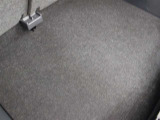 デッキボードは6:4で左右分割することもできるので、背の高さの違う荷物を運ぶ時に便利です。