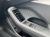 ミラーヒーター、ミラー格納、ミラー調整スイッチ、窓の開閉操作。Audiでは触感開発チームがあり、クリック感は操作する喜びを感じていただけます。