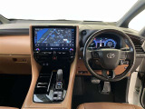 運転席周りのレイアウトをご覧ください。ナビゲーションが綺麗に装着されすっきり収まってますね!