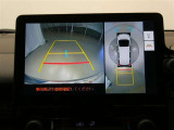 車両全体を上から表示し車両周囲を確認する事が出来るので、狭い駐車場等で重宝する装備です もちろんバックモニターとしての機能もございます